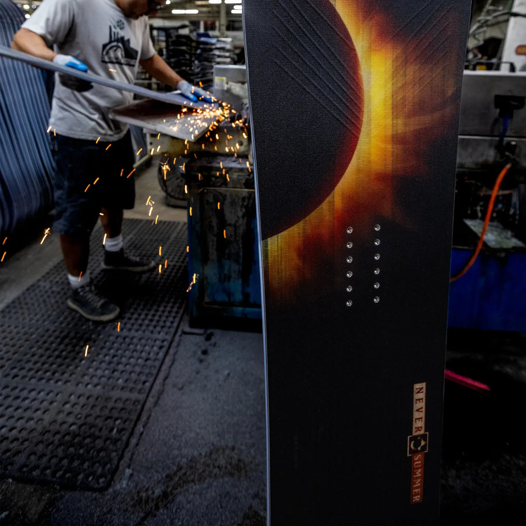 Never Summer Mens Snowboard Proto T3 Eclipse